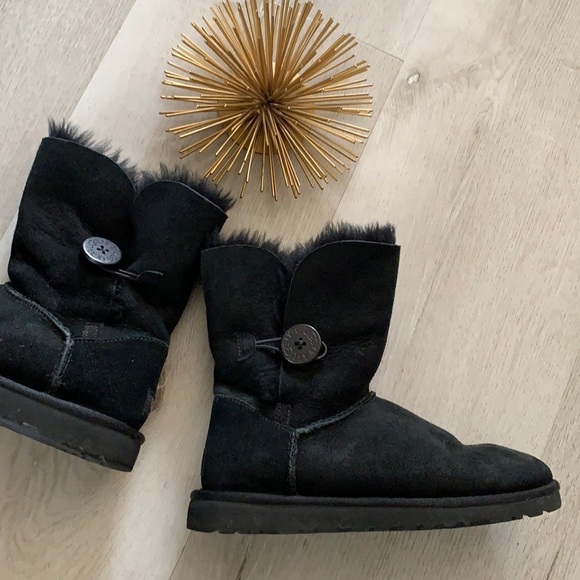 UGG Bailey Button Black Boots size 6 leather sheepskin lining winter cozy - Picture 3 of 16